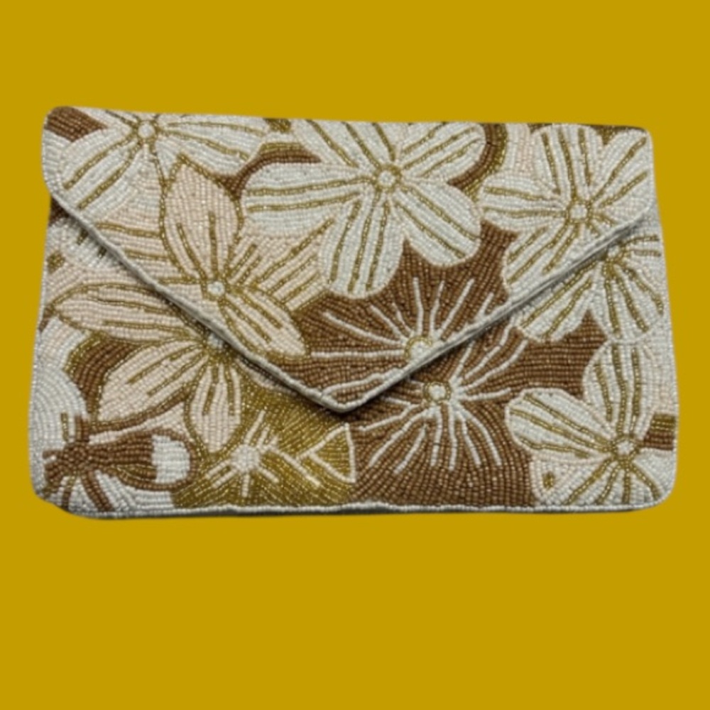 ✨LULUS! GORGEOUS FULLY BEADED FLORAL CLUTCH! NEUTRAL COLORS! MAGNETIC CLOSURE! ✨